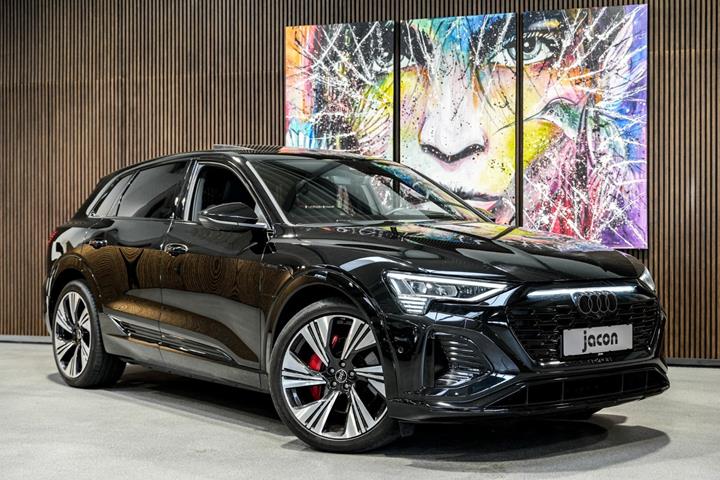 Sort Audi Q8 e-tron fra 2023 set udefra
