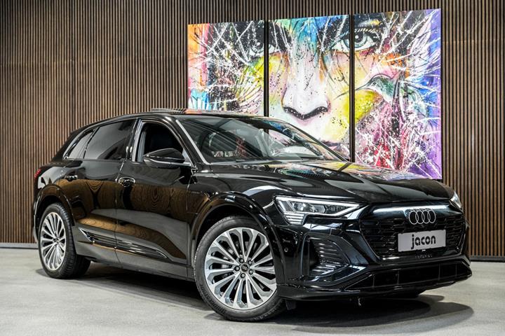 Sort Audi Q8 e-tron fra 2023 set udefra