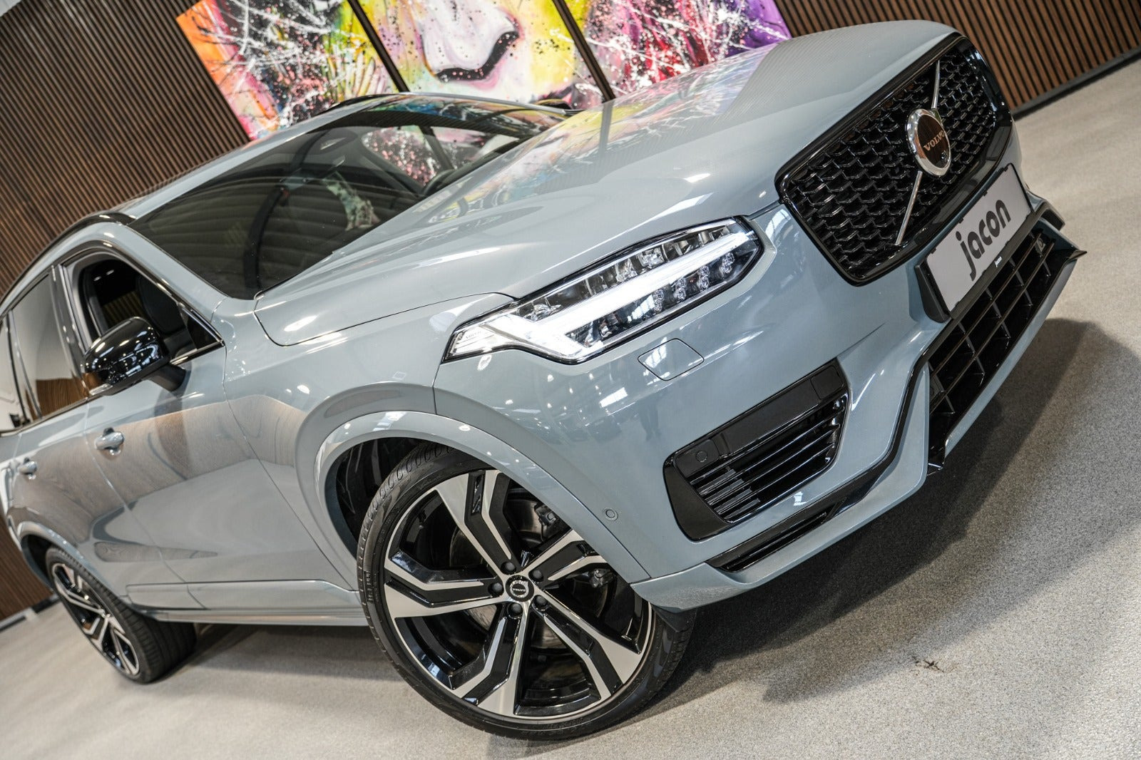 Grå Volvo XC90 fra 2023