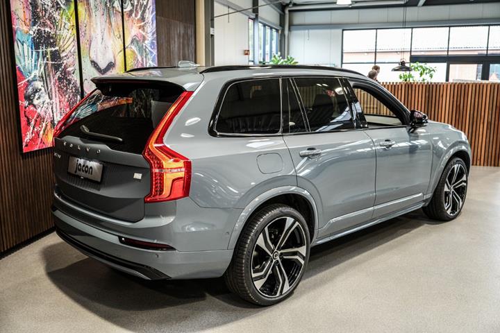 Grå Volvo XC90 fra 2023