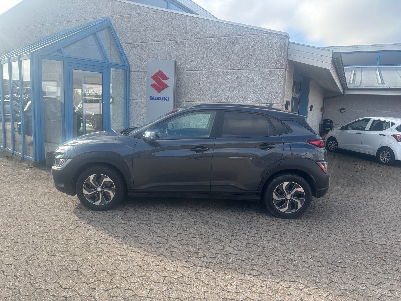 Grå Hyundai Kona fra 2021