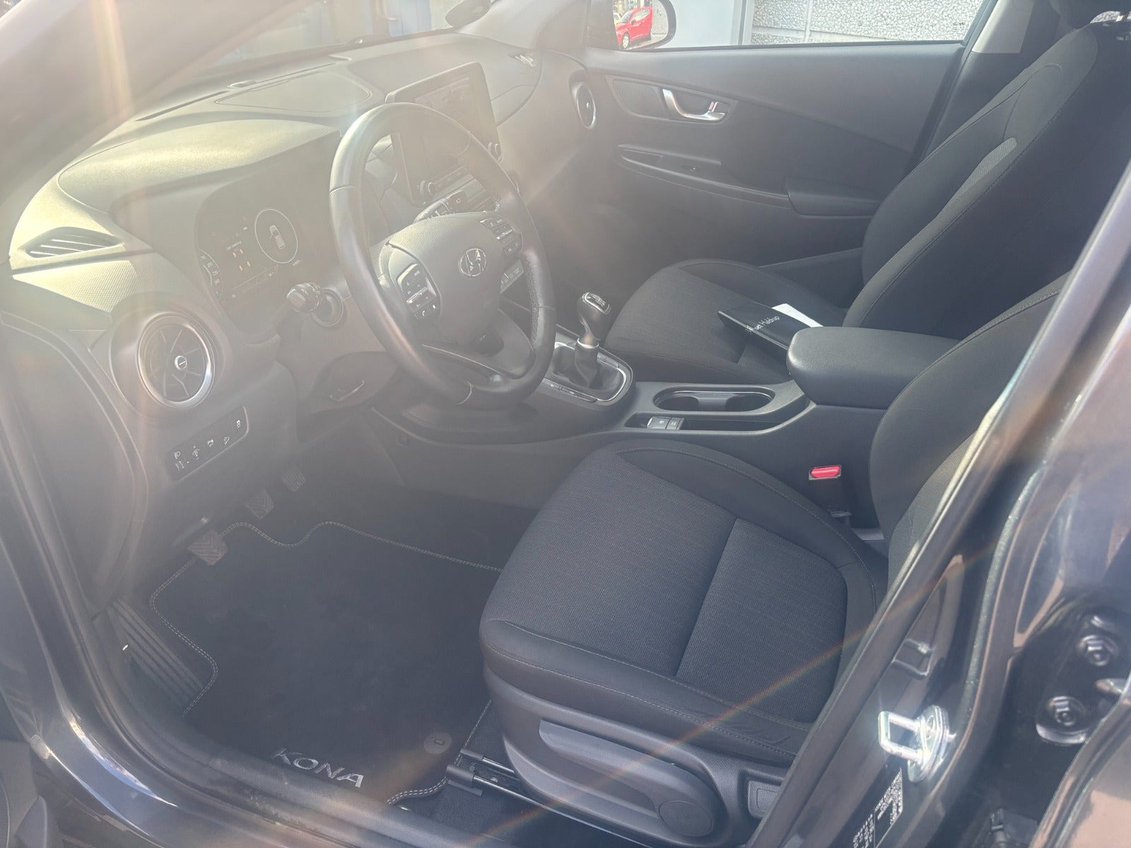Grå Hyundai Kona fra 2021