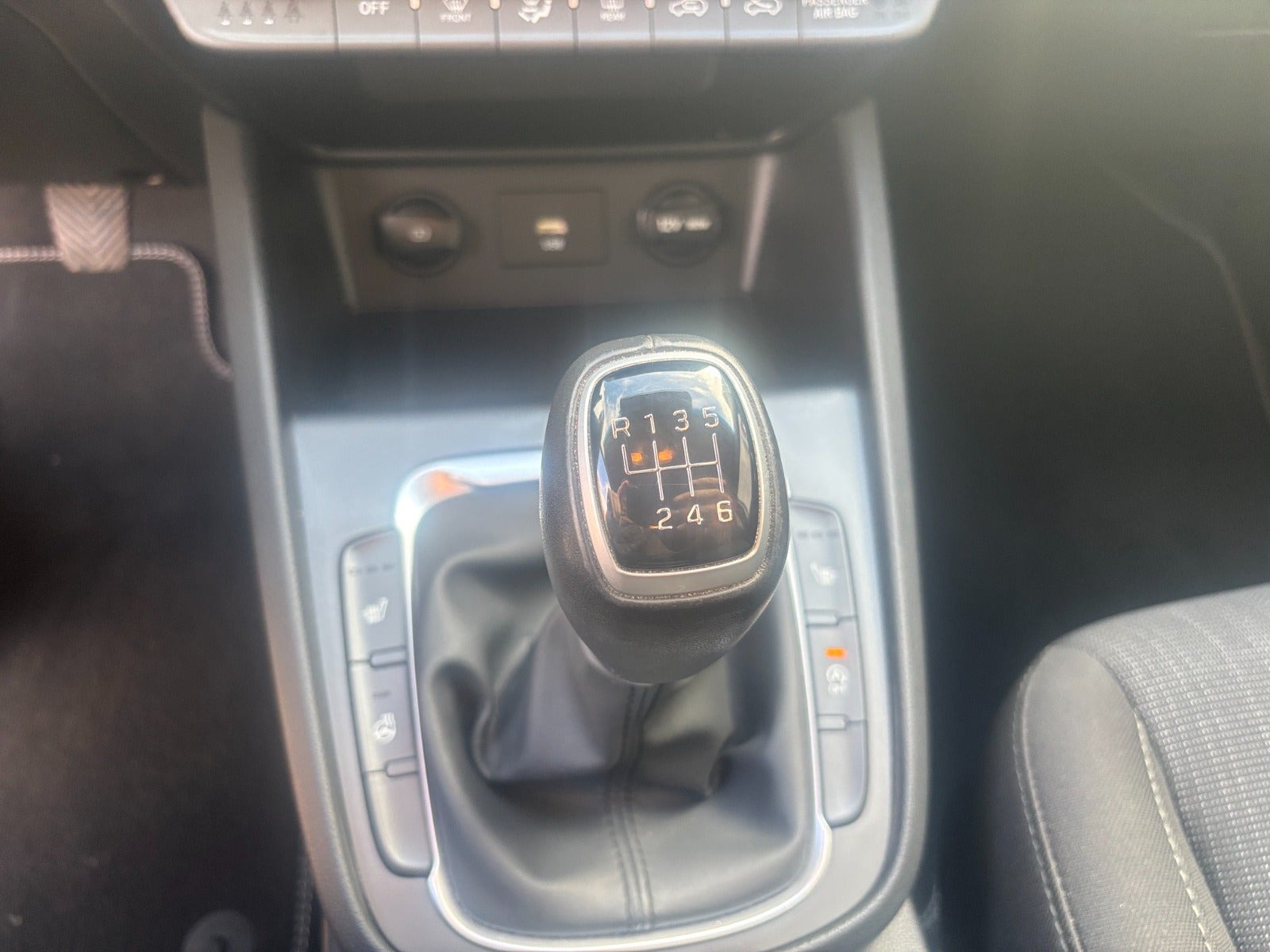 Grå Hyundai Kona fra 2021