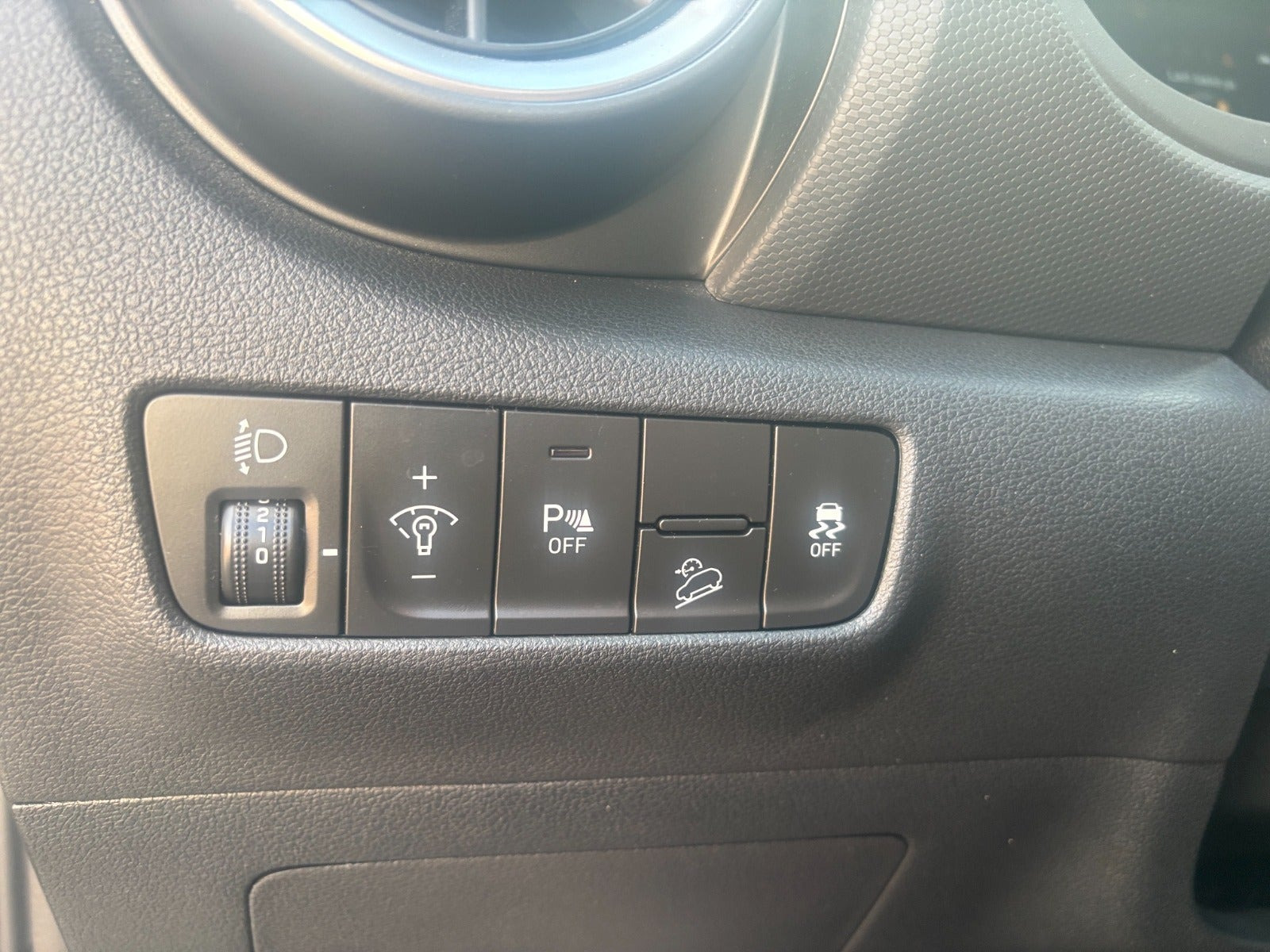 Grå Hyundai Kona fra 2021