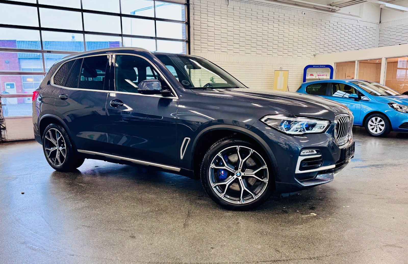 Grå BMW X5 fra 2020