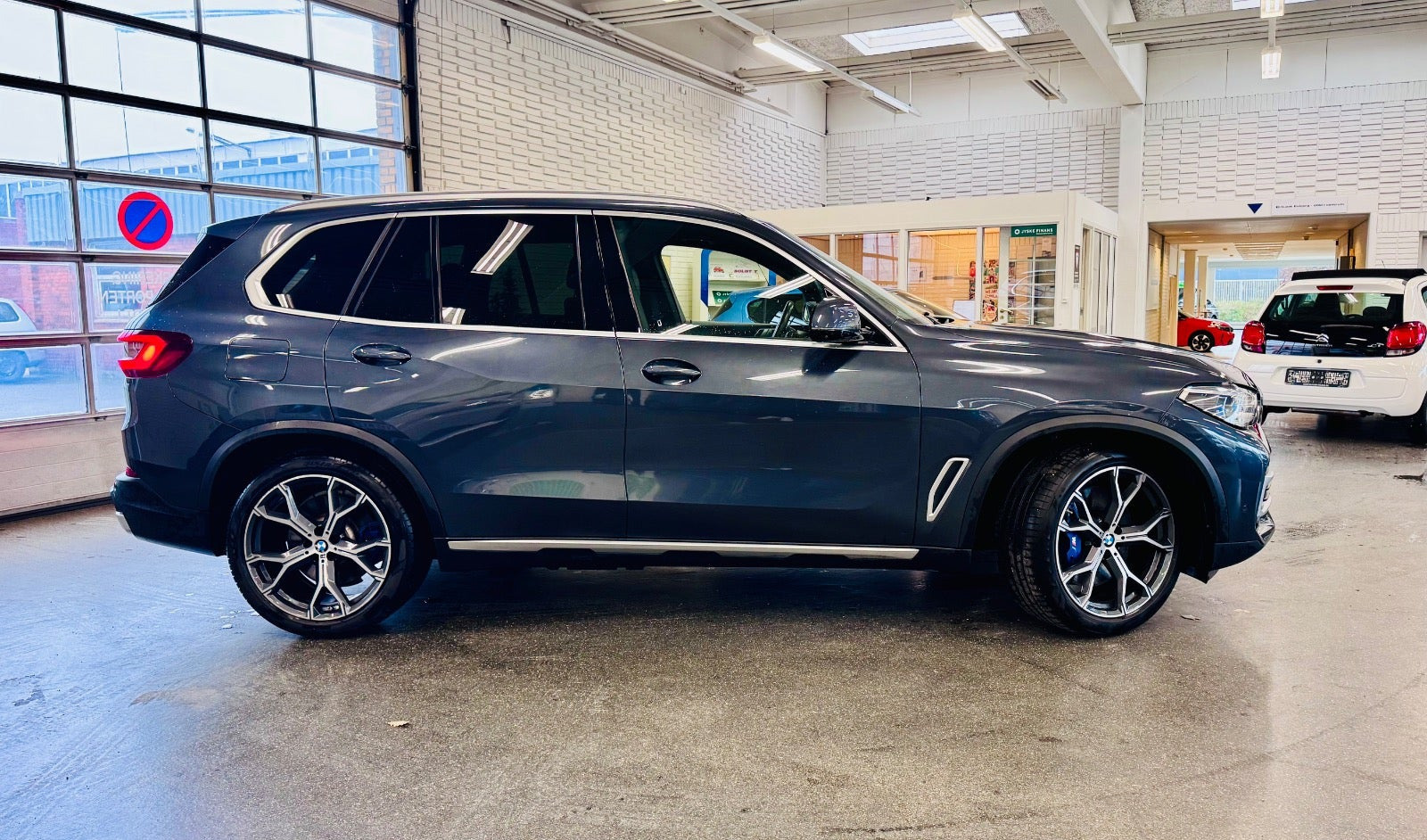 Grå BMW X5 fra 2020