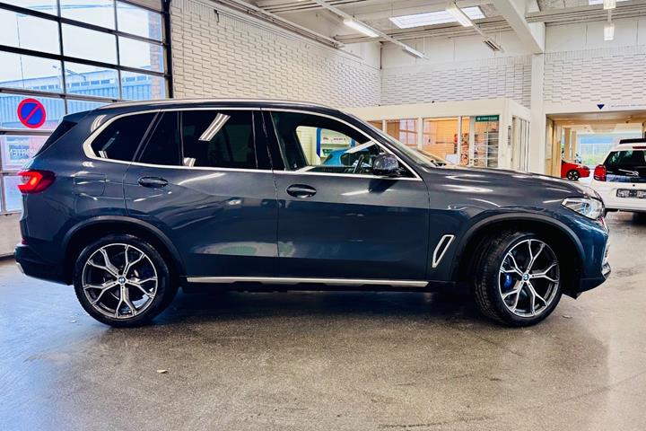 Grå BMW X5 fra 2020