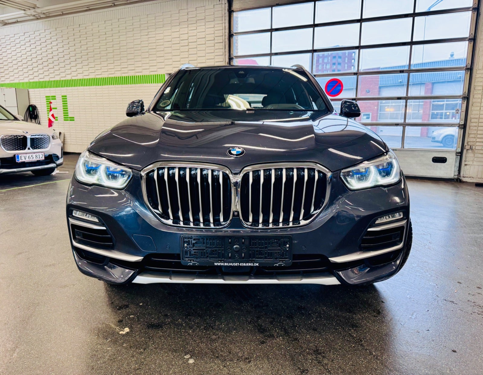 Grå BMW X5 fra 2020