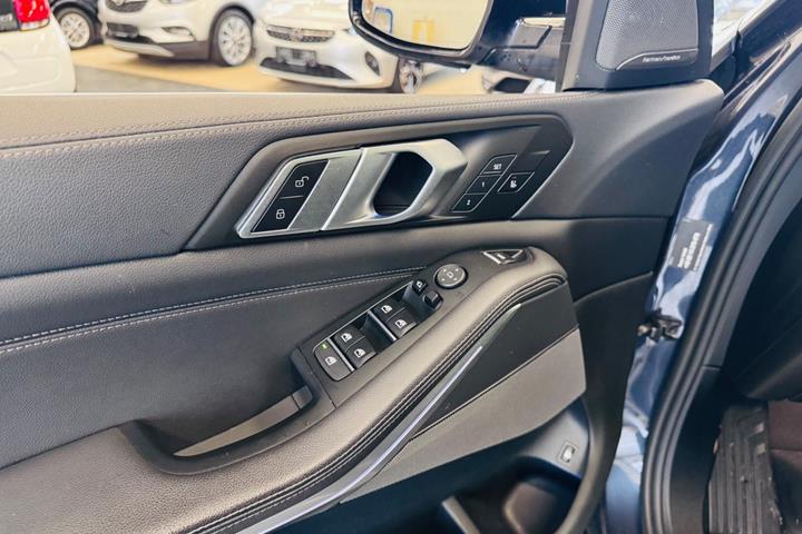 Grå BMW X5 fra 2020
