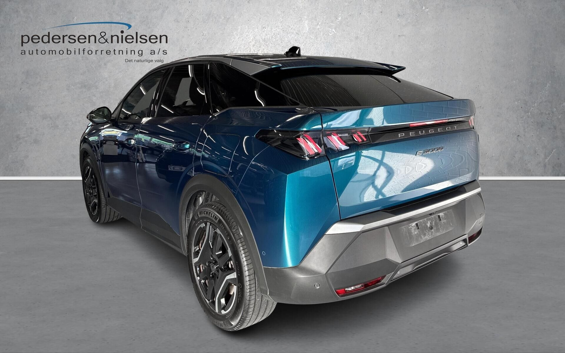 Brun Peugeot e-3008 fra 2025