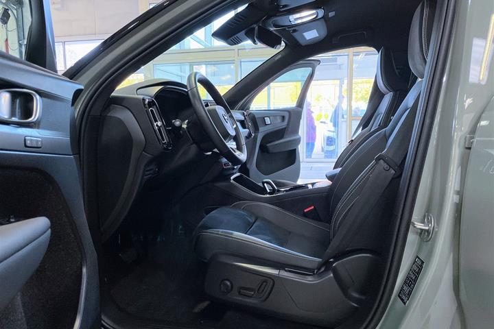 Grøn Volvo XC40 fra 2023