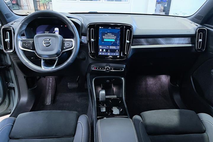 Grøn Volvo XC40 fra 2023