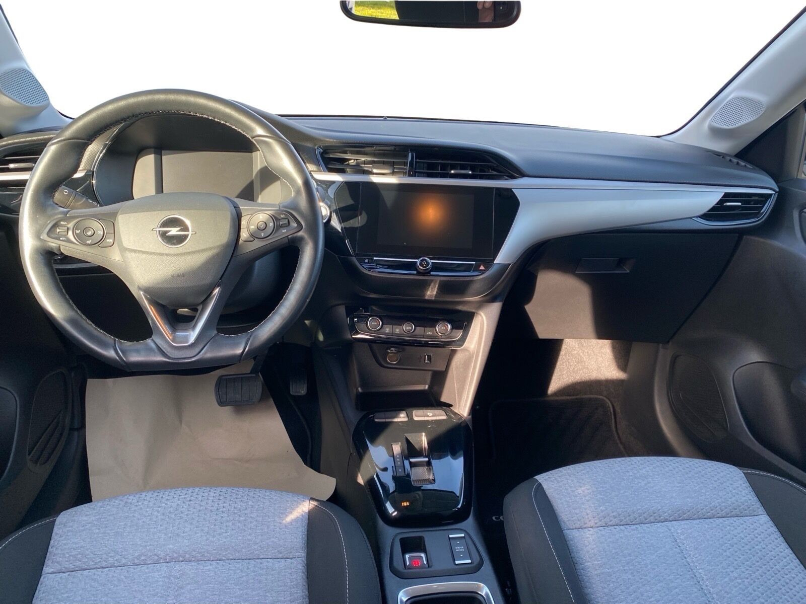 Grå Opel Corsa-e fra 2023