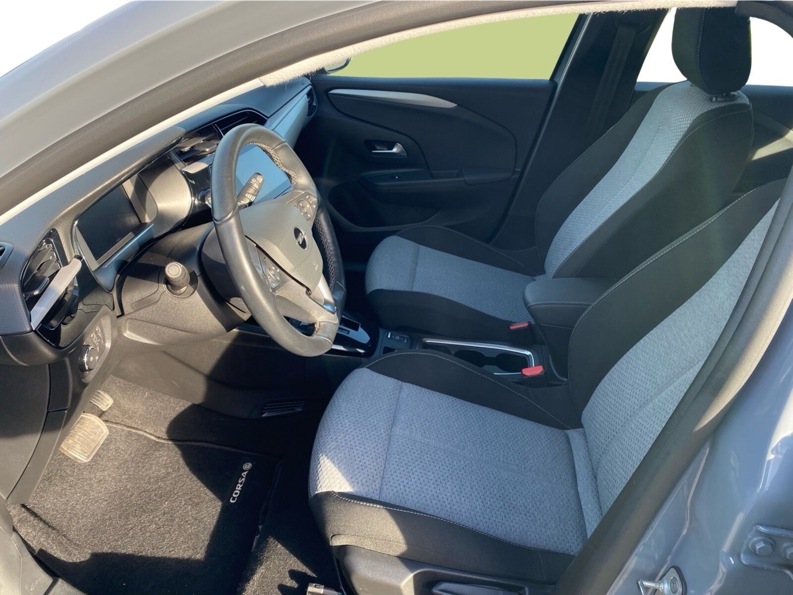 Grå Opel Corsa-e fra 2023