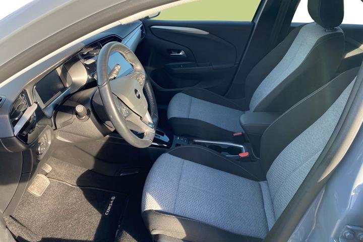 Grå Opel Corsa-e fra 2023