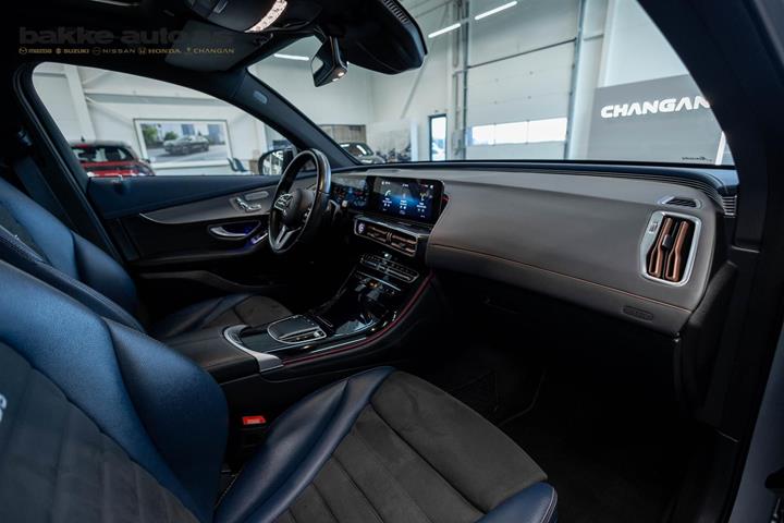 Sølv Mercedes EQC400 fra 2020