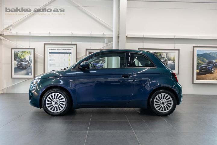 Blå Fiat 500e fra 2023