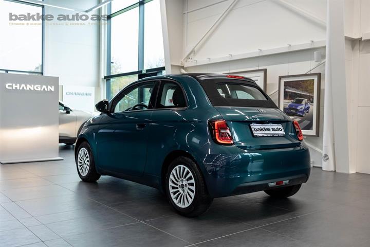 Blå Fiat 500e fra 2023