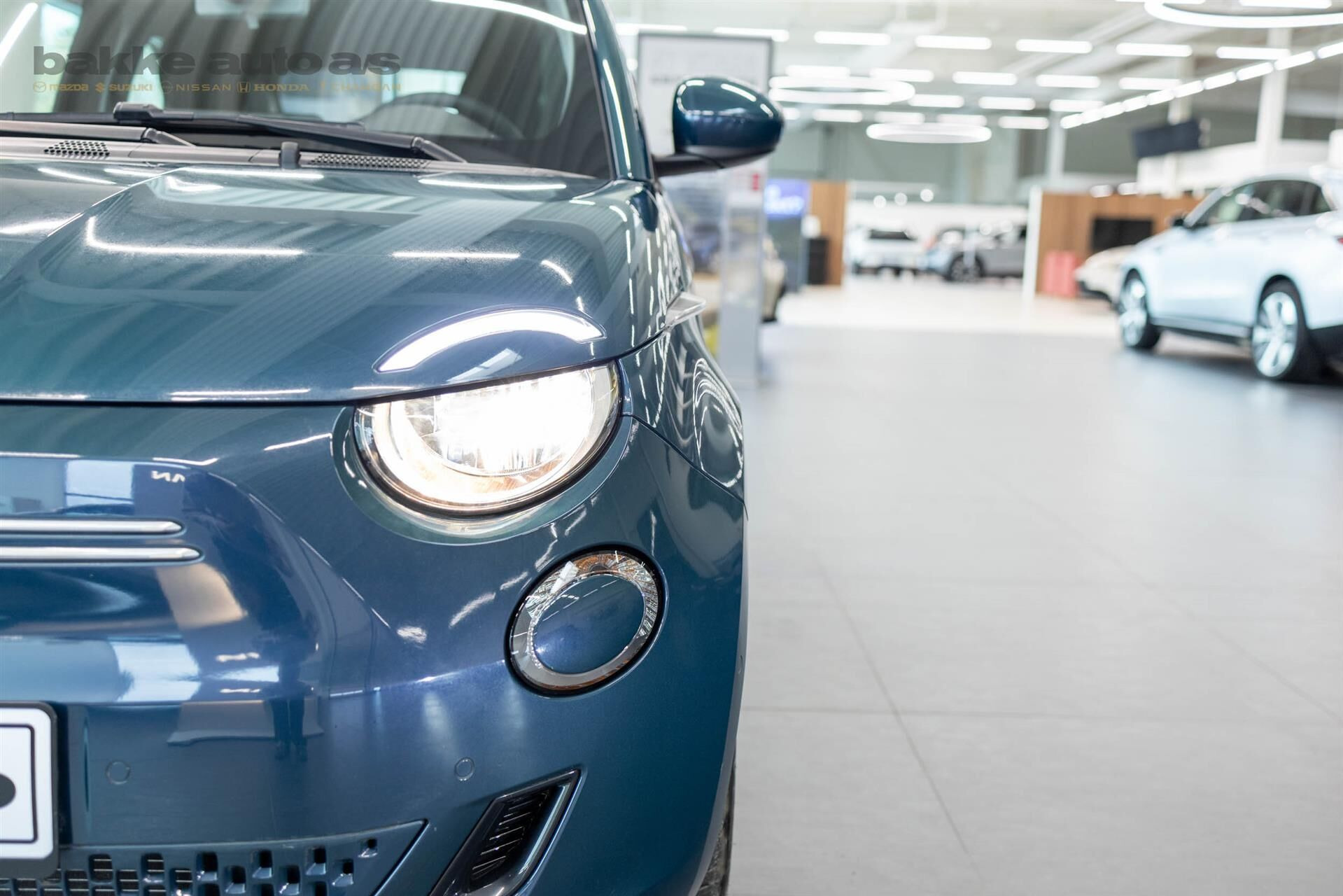 Blå Fiat 500e fra 2023