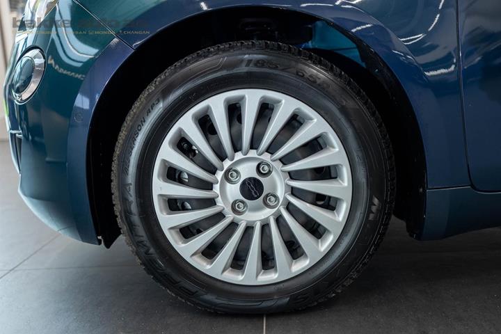 Blå Fiat 500e fra 2023