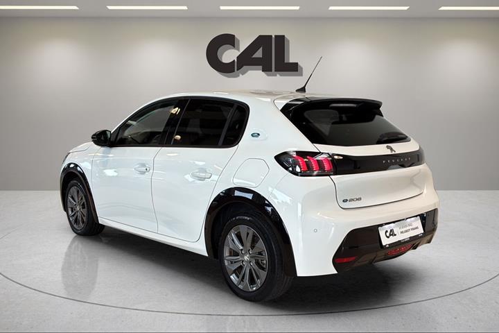 Hvid Peugeot e-208 fra 2023