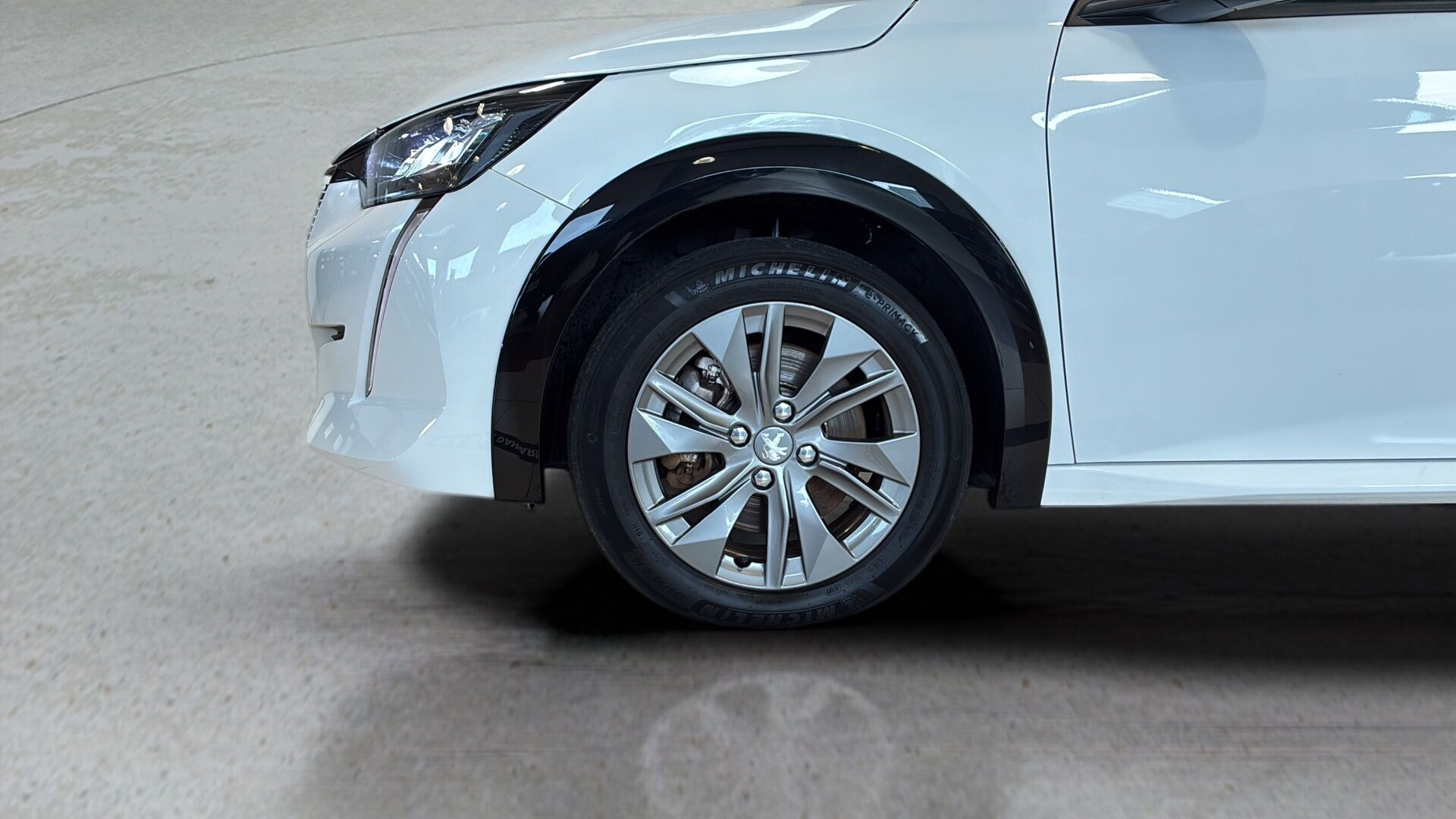 Hvid Peugeot e-208 fra 2023