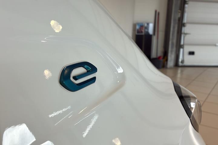 Hvid Peugeot e-208 fra 2023