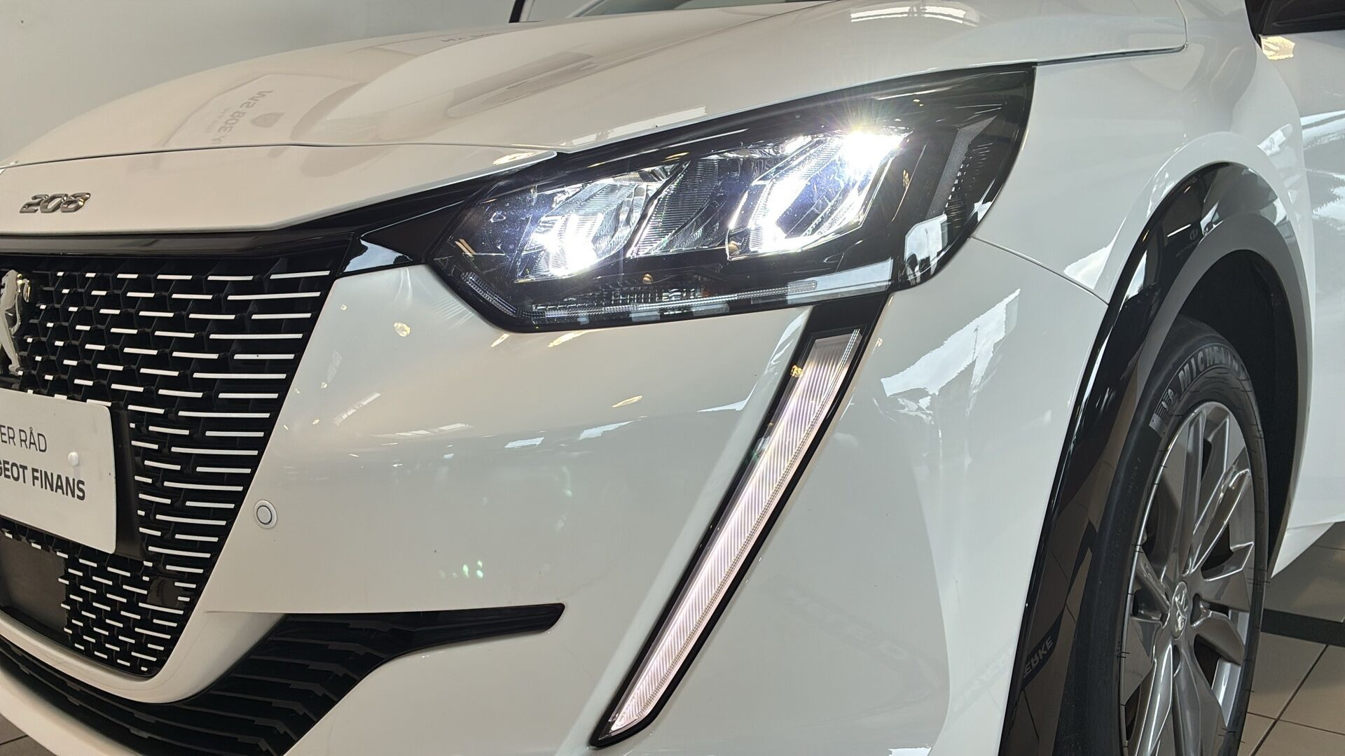 Hvid Peugeot e-208 fra 2023