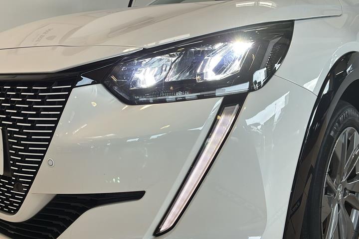 Hvid Peugeot e-208 fra 2023