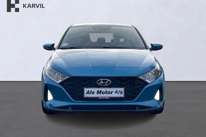 Blå Hyundai i20 fra 2021