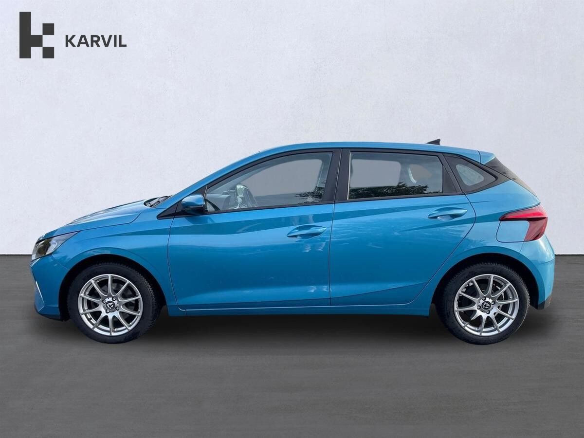Blå Hyundai i20 fra 2021