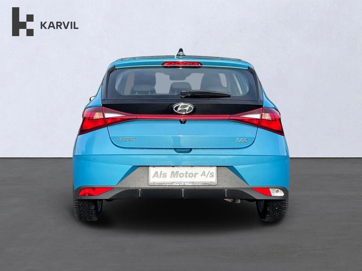 Blå Hyundai i20 fra 2021