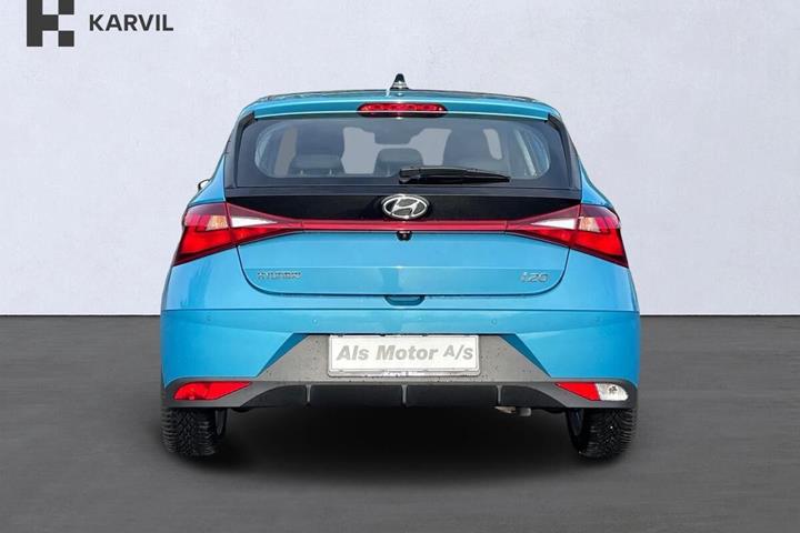Blå Hyundai i20 fra 2021