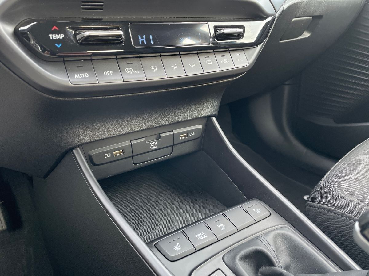 Blå Hyundai i20 fra 2021