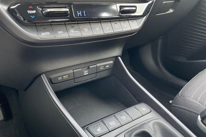 Blå Hyundai i20 fra 2021