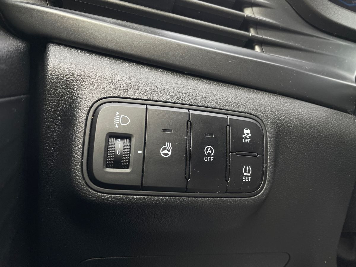 Blå Hyundai i20 fra 2021