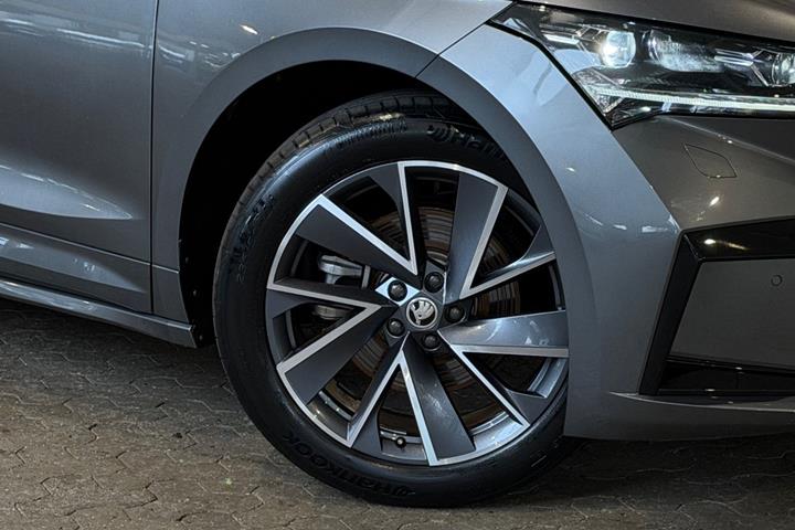 Grå Skoda Enyaq fra 2023
