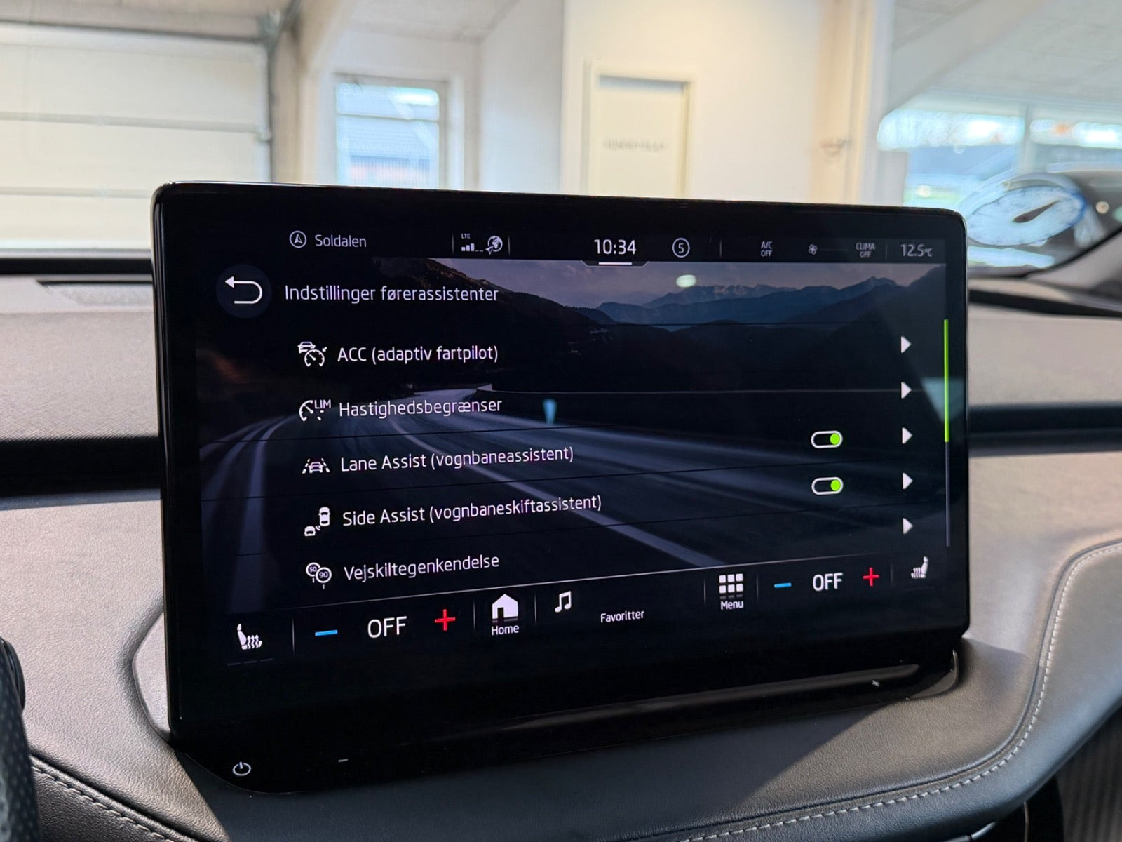 Grå Skoda Enyaq fra 2023
