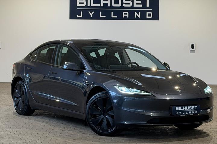 Grå Tesla Model 3 fra 2024