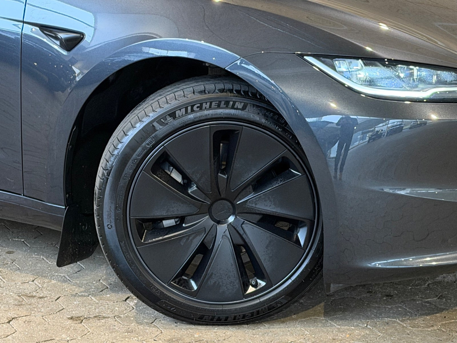 Grå Tesla Model 3 fra 2024