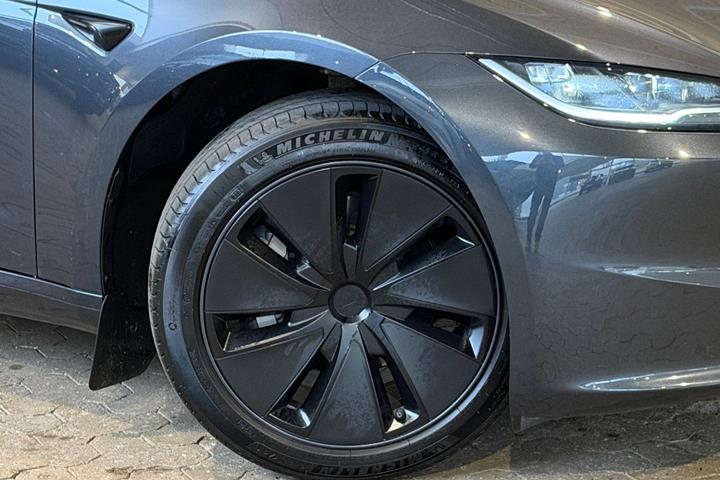 Grå Tesla Model 3 fra 2024