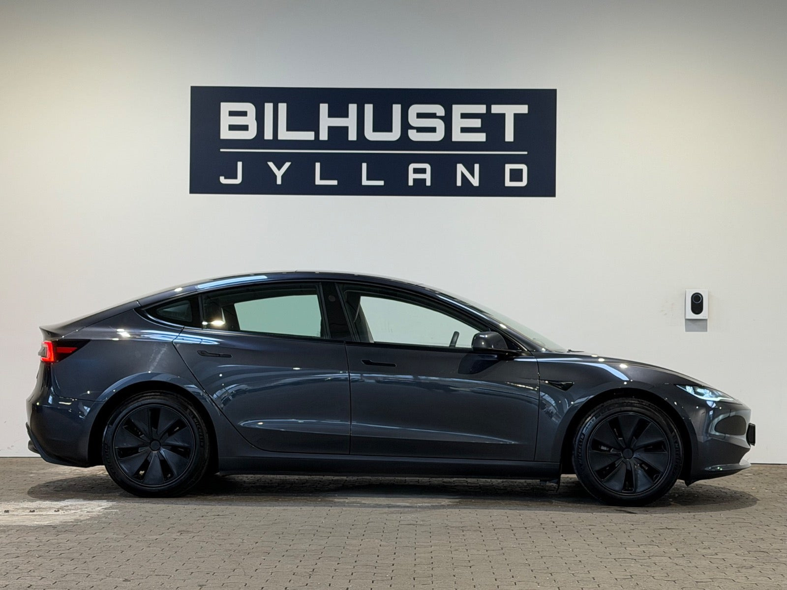 Grå Tesla Model 3 fra 2024