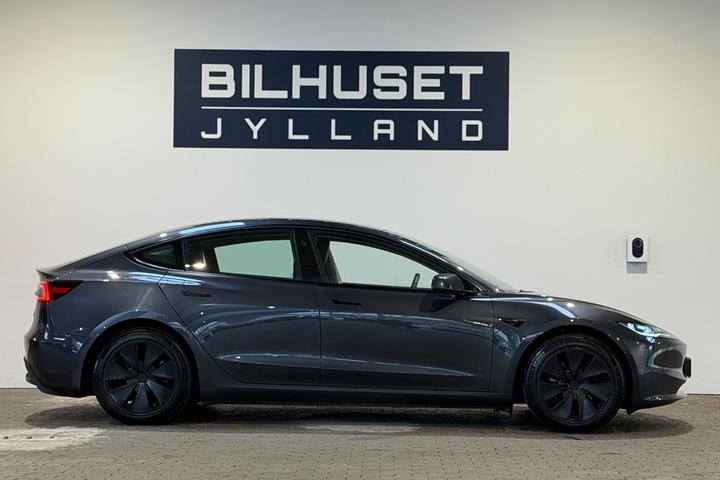Grå Tesla Model 3 fra 2024