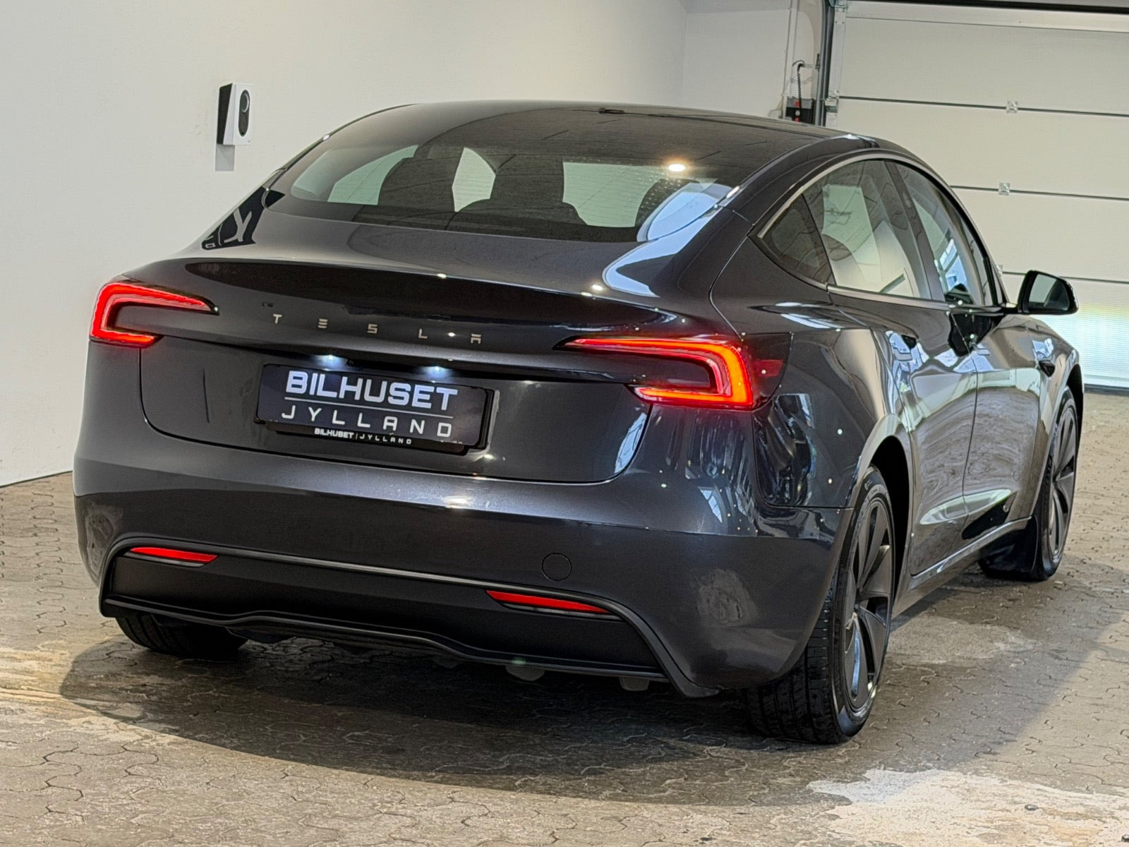 Grå Tesla Model 3 fra 2024