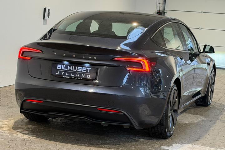 Grå Tesla Model 3 fra 2024