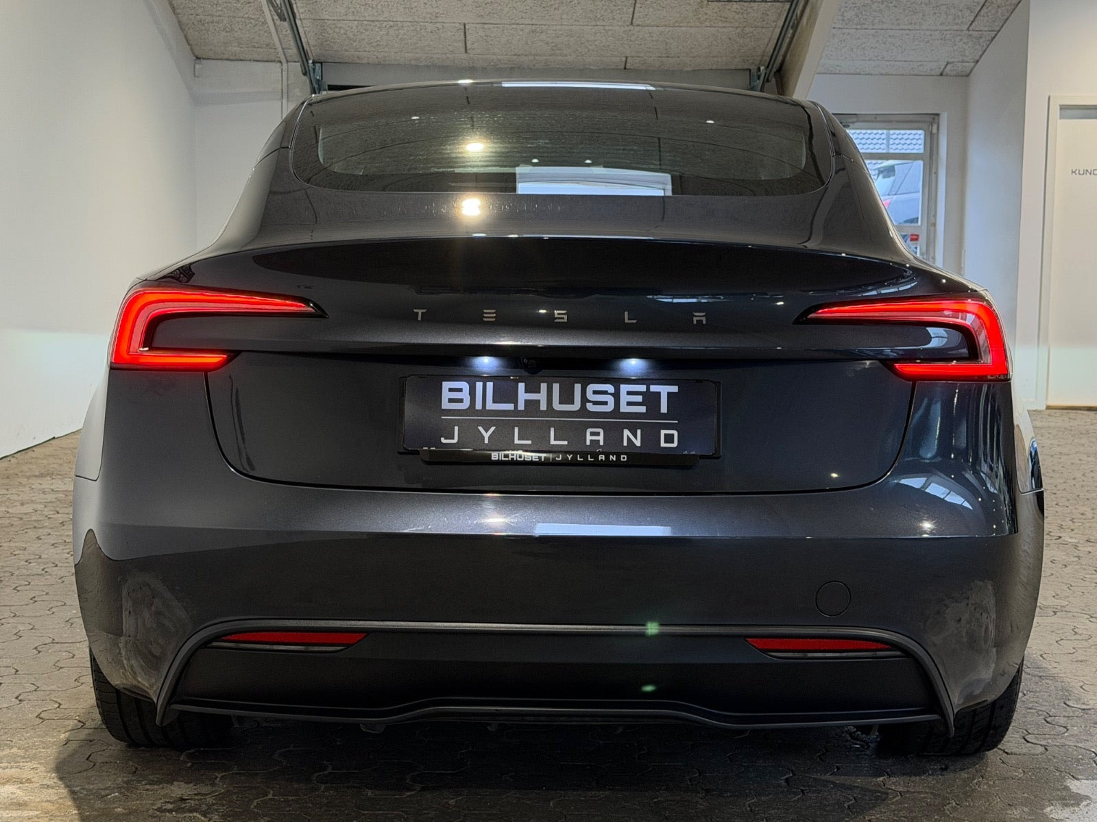 Grå Tesla Model 3 fra 2024