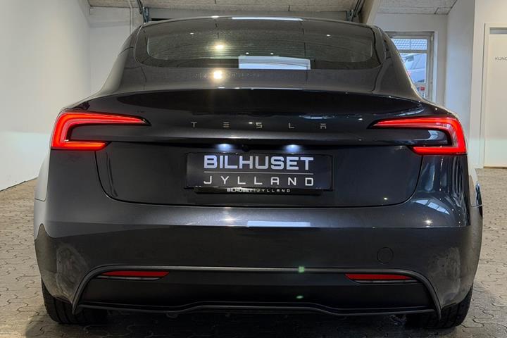 Grå Tesla Model 3 fra 2024