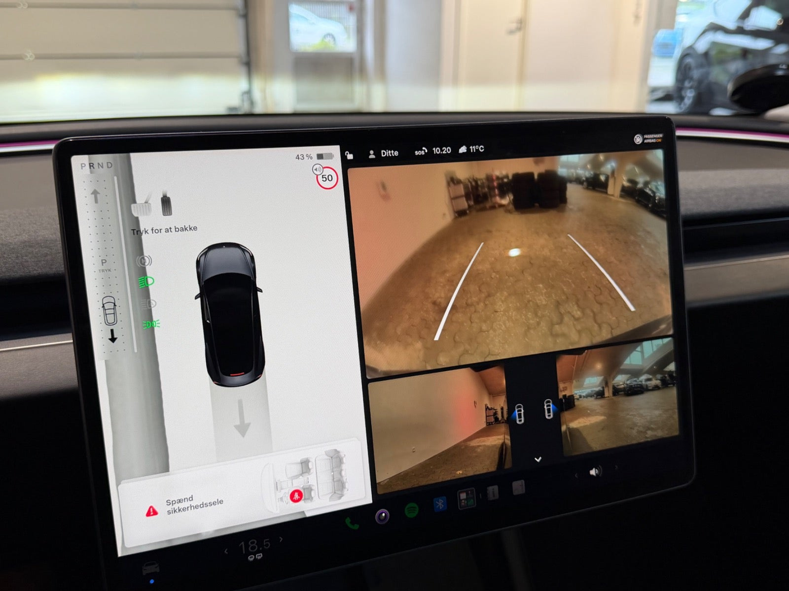 Grå Tesla Model 3 fra 2024