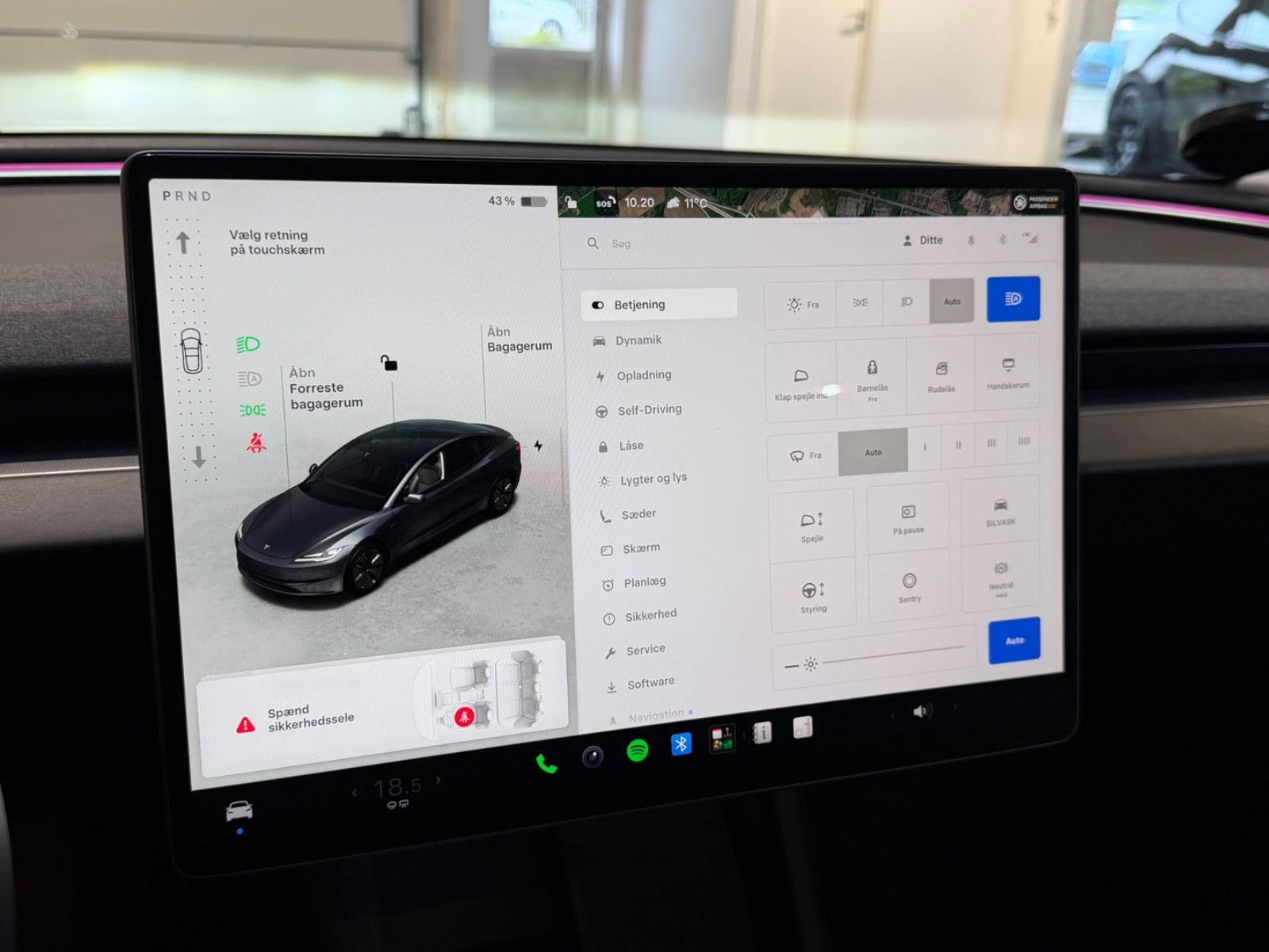 Grå Tesla Model 3 fra 2024