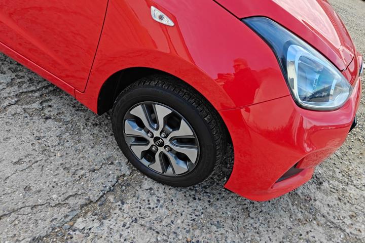 Gul Hyundai i10 fra 2018